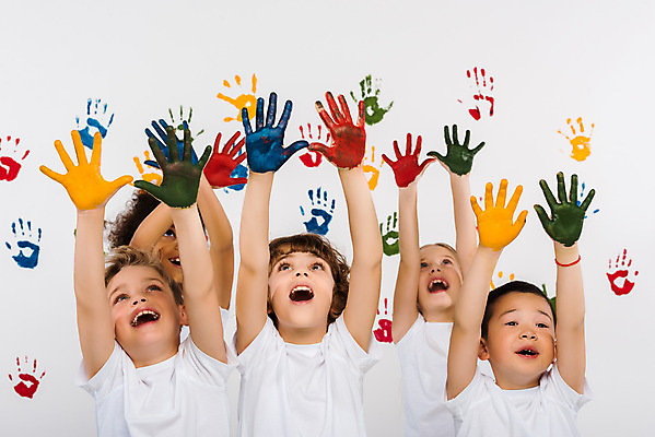 포토 JPG 서양인 외국인 백인 여자 어린이교육 교육 남자 어린이라이프 어린이 흑인 실내 손바닥 미술 서기 동양인 여러명 상반신 앞모습 10대 컬러풀 글로벌 손들기 물감 즐거움 흰배경 미술교육 물감놀이 손바닥찍기 천진난만 어린이만 국내포토 라이프스타일 손 감정 뷰포인트 컬러 다수 백그라운드 컨셉 모션 청소년 놀이 문화예술 사람 인종 내부 미술도구 흰색 색칠 파일형식