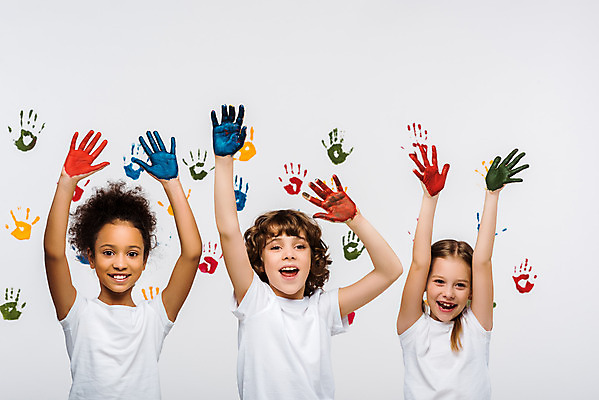 포토 JPG 서양인 외국인 백인 여자 어린이교육 교육 남자 어린이라이프 어린이 흑인 실내 손바닥 미술 서기 미소 상반신 앞모습 10대 세명 컬러풀 글로벌 손들기 물감 즐거움 흰배경 미술교육 물감놀이 손바닥찍기 천진난만 어린이만 국내포토 라이프스타일 손 감정 뷰포인트 컬러 백그라운드 컨셉 모션 청소년 놀이 문화예술 표정 사람 인종 내부 미술도구 흰색 색칠 파일형식