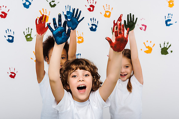 포토 JPG 서양인 외국인 백인 여자 어린이교육 교육 남자 어린이라이프 어린이 흑인 실내 손바닥 미술 서기 미소 상반신 앞모습 10대 세명 컬러풀 글로벌 손들기 물감 즐거움 흰배경 미술교육 물감놀이 손바닥찍기 천진난만 어린이만 국내포토 라이프스타일 손 감정 뷰포인트 컬러 백그라운드 컨셉 모션 청소년 놀이 문화예술 표정 사람 인종 내부 미술도구 흰색 색칠 파일형식