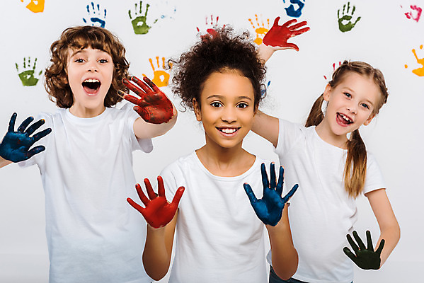 포토 JPG 서양인 외국인 백인 여자 어린이교육 교육 남자 어린이라이프 어린이 흑인 실내 손바닥 미술 서기 미소 상반신 앞모습 10대 세명 컬러풀 글로벌 물감 즐거움 흰배경 미술교육 물감놀이 손바닥찍기 천진난만 어린이만 국내포토 라이프스타일 손 감정 뷰포인트 컬러 백그라운드 컨셉 모션 청소년 놀이 문화예술 표정 사람 인종 내부 미술도구 흰색 색칠 파일형식