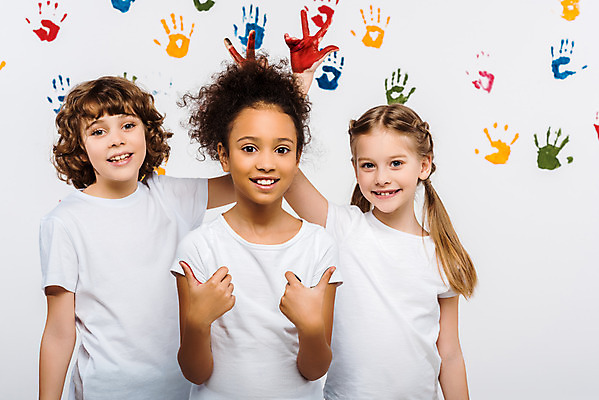 포토 JPG 서양인 외국인 백인 여자 어린이교육 교육 남자 어린이라이프 어린이 흑인 실내 손바닥 미술 서기 미소 상반신 앞모습 10대 세명 컬러풀 글로벌 물감 즐거움 흰배경 미술교육 물감놀이 손바닥찍기 천진난만 어린이만 국내포토 라이프스타일 손 감정 뷰포인트 컬러 백그라운드 컨셉 모션 청소년 놀이 문화예술 표정 사람 인종 내부 미술도구 흰색 색칠 파일형식