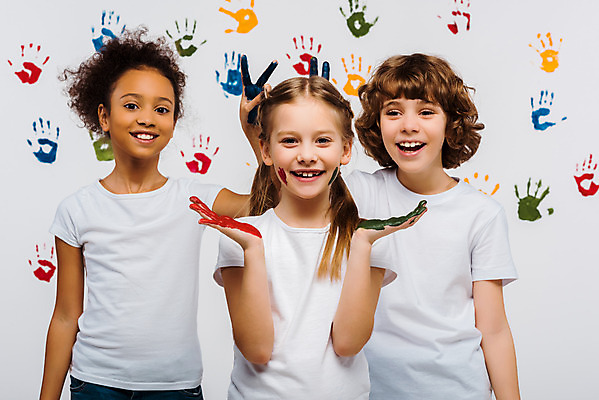 포토 JPG 서양인 외국인 백인 여자 어린이교육 교육 남자 어린이라이프 어린이 흑인 실내 손바닥 미술 서기 미소 상반신 앞모습 10대 세명 컬러풀 글로벌 물감 즐거움 흰배경 브이 미술교육 물감놀이 손바닥찍기 천진난만 어린이만 국내포토 라이프스타일 손 감정 뷰포인트 컬러 백그라운드 컨셉 모션 청소년 놀이 문화예술 표정 사람 인종 손짓 내부 미술도구 흰색 색칠 파일형식