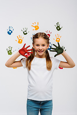 포토 JPG 서양인 외국인 여자 어린이교육 교육 어린이라이프 어린이 놀이 실내 손바닥 미술 한명 서기 미소 소녀 상반신 앞모습 컬러풀 글로벌 물감 즐거움 흰배경 미술교육 물감놀이 손바닥찍기 천진난만 소녀한명만 국내포토 1 라이프스타일 손 감정 뷰포인트 컬러 백그라운드 컨셉 모션 문화예술 표정 사람 인종 내부 미술도구 흰색 색칠 여자한명만 소녀만 파일형식
