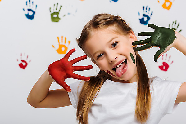 포토 JPG 서양인 외국인 여자 어린이교육 교육 어린이라이프 어린이 장난 놀이 실내 손바닥 미술 한명 서기 미소 소녀 상반신 앞모습 컬러풀 글로벌 물감 즐거움 흰배경 미술교육 물감놀이 손바닥찍기 천진난만 소녀한명만 국내포토 1 라이프스타일 손 감정 뷰포인트 컬러 백그라운드 컨셉 모션 문화예술 표정 사람 인종 내부 미술도구 흰색 색칠 여자한명만 소녀만 파일형식