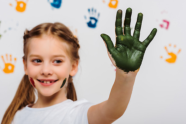 포토 JPG 서양인 외국인 여자 어린이교육 교육 어린이라이프 어린이 놀이 실내 손바닥 미술 한명 서기 미소 소녀 상반신 앞모습 아웃포커스 컬러풀 글로벌 물감 즐거움 흰배경 미술교육 물감놀이 손바닥찍기 천진난만 소녀한명만 국내포토 1 라이프스타일 손 감정 뷰포인트 컬러 백그라운드 컨셉 모션 문화예술 촬영기법 표정 사람 인종 내부 미술도구 흰색 색칠 여자한명만 소녀만 파일형식
