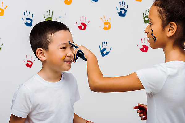 포토 JPG 서양인 외국인 여자 어린이교육 교육 남자 어린이라이프 어린이 흑인 장난 실내 손바닥 미술 서기 동양인 상반신 20대 두명 옆모습 컬러풀 글로벌 물감 그리기 즐거움 흰배경 미술교육 물감놀이 손바닥찍기 천진난만 어린이만 국내포토 라이프스타일 손 감정 뷰포인트 컬러 백그라운드 컨셉 모션 놀이 문화예술 사람 인종 청년 내부 미술도구 흰색 색칠 파일형식