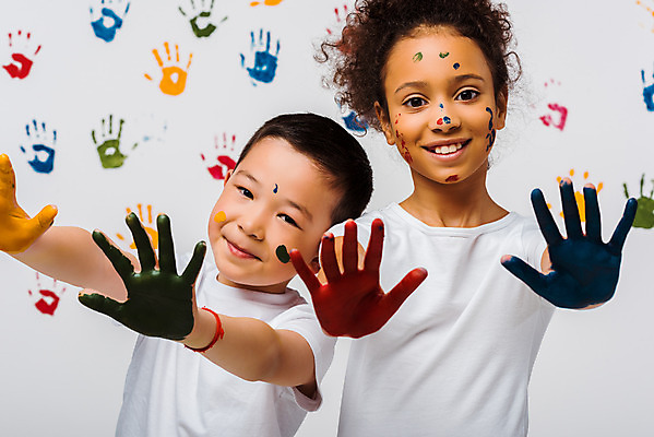 포토 JPG 서양인 외국인 여자 어린이교육 교육 남자 어린이라이프 어린이 흑인 실내 손바닥 미술 서기 동양인 상반신 두명 앞모습 10대 컬러풀 글로벌 물감 즐거움 흰배경 미술교육 물감놀이 손바닥찍기 천진난만 어린이만 국내포토 라이프스타일 손 감정 뷰포인트 컬러 백그라운드 컨셉 모션 청소년 놀이 문화예술 사람 인종 내부 미술도구 흰색 색칠 파일형식