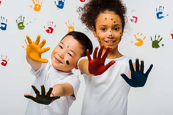 포토 JPG 서양인 외국인 여자 어린이교육 교육 남자 어린이라이프 어린이 흑인 실내 손바닥 미술 서기 동양인 상반신 두명 앞모습 10대 컬러풀 글로벌 물감 즐거움 흰배경 미술교육 물감놀이 손바닥찍기 천진난만 어린이만 국내포토 라이프스타일 손 감정 뷰포인트 컬러 백그라운드 컨셉 모션 청소년 놀이 문화예술 사람 인종 내부 미술도구 흰색 색칠 파일형식