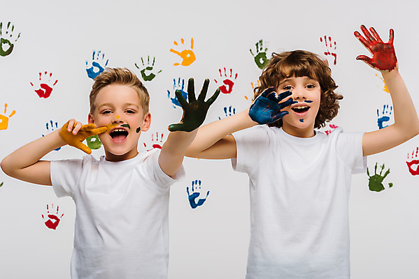포토 JPG 서양인 외국인 백인 어린이교육 교육 남자 어린이라이프 어린이 실내 손바닥 미술 서기 상반신 두명 앞모습 10대 컬러풀 글로벌 물감 즐거움 흰배경 미술교육 물감놀이 손바닥찍기 천진난만 소년만 국내포토 라이프스타일 손 감정 뷰포인트 컬러 백그라운드 컨셉 모션 청소년 놀이 문화예술 사람 인종 내부 미술도구 흰색 색칠 남자만 어린이만 파일형식