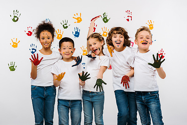 포토 JPG 서양인 외국인 백인 여자 어린이교육 교육 남자 어린이라이프 어린이 흑인 실내 손바닥 미술 서기 동양인 여러명 상반신 앞모습 10대 컬러풀 글로벌 물감 즐거움 흰배경 미술교육 물감놀이 손바닥찍기 천진난만 어린이만 국내포토 라이프스타일 손 감정 뷰포인트 컬러 다수 백그라운드 컨셉 모션 청소년 놀이 문화예술 사람 인종 내부 미술도구 흰색 색칠 파일형식