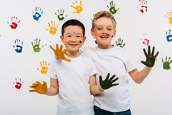 포토 JPG 서양인 외국인 백인 어린이교육 교육 남자 어린이라이프 어린이 실내 손바닥 미술 서기 동양인 상반신 두명 앞모습 컬러풀 글로벌 물감 즐거움 흰배경 미술교육 물감놀이 손바닥찍기 천진난만 소년만 국내포토 라이프스타일 손 감정 뷰포인트 컬러 백그라운드 컨셉 모션 놀이 문화예술 사람 인종 내부 미술도구 흰색 색칠 남자만 어린이만 파일형식