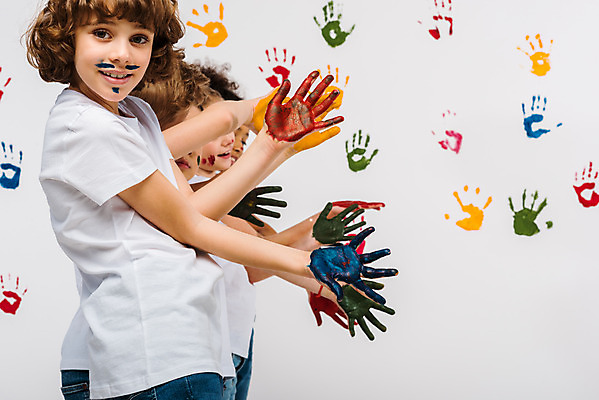 포토 JPG 서양인 외국인 백인 여자 어린이교육 교육 남자 어린이라이프 어린이 흑인 실내 손바닥 미술 서기 동양인 여러명 상반신 옆모습 10대 컬러풀 글로벌 물감 즐거움 흰배경 미술교육 물감놀이 손바닥찍기 천진난만 어린이만 국내포토 라이프스타일 손 감정 뷰포인트 컬러 다수 백그라운드 컨셉 모션 청소년 놀이 문화예술 사람 인종 내부 미술도구 흰색 색칠 파일형식