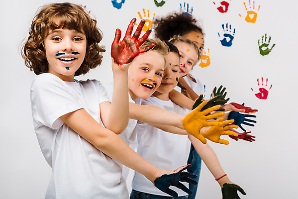 포토 JPG 서양인 외국인 백인 여자 어린이교육 교육 남자 어린이라이프 어린이 흑인 실내 손바닥 미술 서기 동양인 여러명 상반신 옆모습 10대 컬러풀 글로벌 물감 즐거움 흰배경 미술교육 물감놀이 손바닥찍기 천진난만 어린이만 국내포토 라이프스타일 손 감정 뷰포인트 컬러 다수 백그라운드 컨셉 모션 청소년 놀이 문화예술 사람 인종 내부 미술도구 흰색 색칠 파일형식