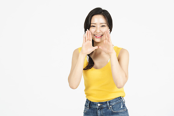 포토 JPG 스튜디오촬영 여자 휴가 실내 한명 서기 미소 누끼 손짓 상반신 20대 청년 성인 앞모습 캐주얼 여름 여름휴가 바캉스 청춘 외침 즐거움 흰배경 청년여자한명만 성인여자한명만 국내포토 1 옷 계절 감정 뷰포인트 백그라운드 컨셉 모션 표정 사람 내부 소리 흰색 여자한명만 성인여자만 청년여자만 파일형식 여름_계절