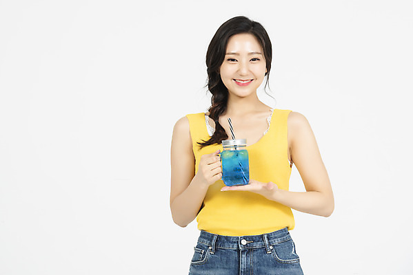 포토 JPG 스튜디오촬영 여자 휴가 실내 한명 서기 미소 들기 누끼 상반신 20대 청년 성인 앞모습 캐주얼 여름 여름휴가 바캉스 청춘 시원함 즐거움 흰배경 청년여자한명만 성인여자한명만 블루레몬에이드 국내포토 1 옷 계절 감정 뷰포인트 백그라운드 컨셉 모션 표정 사람 내부 흰색 에이드 여자한명만 성인여자만 청년여자만 파일형식 여름_계절