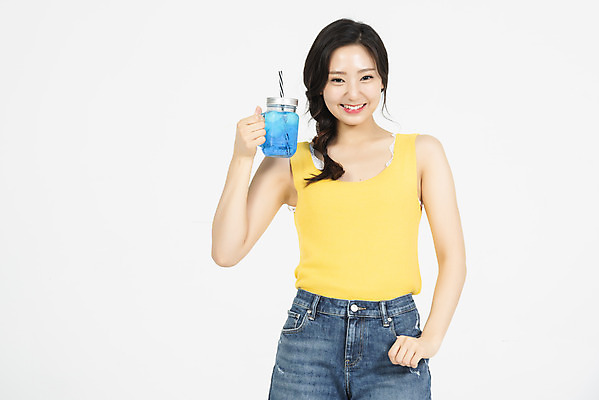 포토 JPG 스튜디오촬영 여자 휴가 실내 한명 서기 미소 들기 누끼 상반신 20대 청년 성인 앞모습 캐주얼 여름 여름휴가 바캉스 청춘 시원함 즐거움 흰배경 주머니손 청년여자한명만 성인여자한명만 블루레몬에이드 국내포토 1 옷 계절 감정 뷰포인트 백그라운드 컨셉 모션 표정 사람 내부 흰색 에이드 여자한명만 성인여자만 청년여자만 파일형식 여름_계절