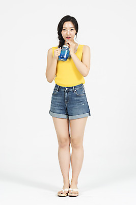 포토 JPG 스튜디오촬영 전신 여자 휴가 실내 한명 서기 미소 들기 누끼 20대 청년 성인 앞모습 캐주얼 여름 여름휴가 바캉스 청춘 마시기 시원함 즐거움 흰배경 청년여자한명만 성인여자한명만 블루레몬에이드 국내포토 1 옷 계절 감정 뷰포인트 백그라운드 컨셉 모션 표정 사람 내부 흰색 에이드 여자한명만 성인여자만 청년여자만 파일형식 여름_계절