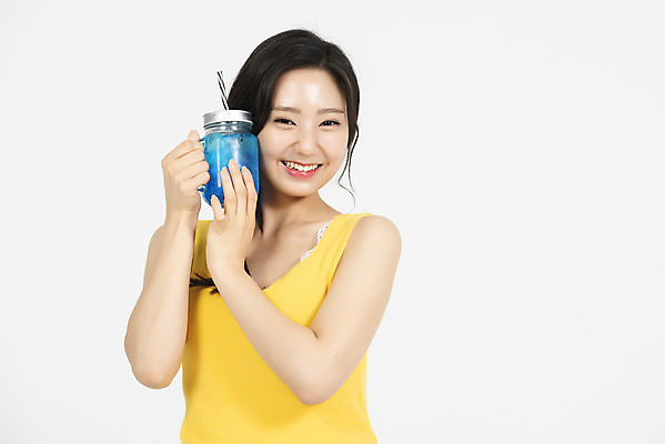 포토 JPG 스튜디오촬영 여자 휴가 실내 한명 서기 미소 들기 누끼 상반신 20대 청년 성인 앞모습 캐주얼 여름 여름휴가 바캉스 청춘 시원함 즐거움 흰배경 청년여자한명만 성인여자한명만 블루레몬에이드 국내포토 1 옷 계절 감정 뷰포인트 백그라운드 컨셉 모션 표정 사람 내부 흰색 에이드 여자한명만 성인여자만 청년여자만 파일형식 여름_계절