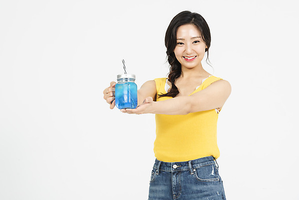 포토 JPG 스튜디오촬영 여자 휴가 실내 한명 서기 미소 들기 누끼 상반신 20대 청년 성인 앞모습 캐주얼 여름 여름휴가 바캉스 청춘 시원함 즐거움 흰배경 청년여자한명만 성인여자한명만 블루레몬에이드 국내포토 1 옷 계절 감정 뷰포인트 백그라운드 컨셉 모션 표정 사람 내부 흰색 에이드 여자한명만 성인여자만 청년여자만 파일형식 여름_계절