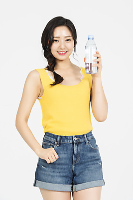 포토 JPG 스튜디오촬영 여자 휴가 실내 한명 서기 들기 누끼 상반신 20대 청년 성인 앞모습 캐주얼 여름 여름휴가 바캉스 청춘 생수 즐거움 흰배경 주머니손 물마시기 수분섭취 청년여자한명만 성인여자한명만 국내포토 1 옷 계절 감정 뷰포인트 백그라운드 컨셉 모션 사람 내부 마시기 흰색 물병 여자한명만 성인여자만 청년여자만 파일형식 여름_계절