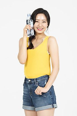 포토 JPG 스튜디오촬영 여자 휴가 실내 한명 서기 미소 누끼 상반신 20대 청년 성인 앞모습 캐주얼 여름 여름휴가 바캉스 청춘 즐거움 흰배경 주머니손 물마시기 수분섭취 청년여자한명만 성인여자한명만 국내포토 1 옷 계절 감정 뷰포인트 백그라운드 컨셉 모션 표정 사람 내부 마시기 흰색 여자한명만 성인여자만 청년여자만 파일형식 여름_계절