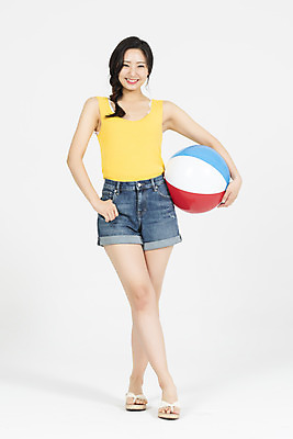 포토 JPG 스튜디오촬영 전신 여자 휴가 실내 한명 서기 미소 들기 누끼 20대 청년 성인 앞모습 캐주얼 여름 여름휴가 바캉스 청춘 비치볼 즐거움 흰배경 주머니손 청년여자한명만 성인여자한명만 국내포토 1 옷 계절 감정 뷰포인트 백그라운드 컨셉 공 모션 바캉스용품 표정 사람 내부 흰색 여자한명만 성인여자만 청년여자만 파일형식 여름_계절