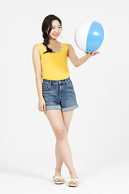 포토 JPG 스튜디오촬영 전신 응시 여자 휴가 실내 한명 서기 미소 들기 누끼 20대 청년 성인 앞모습 캐주얼 여름 여름휴가 바캉스 청춘 비치볼 즐거움 흰배경 청년여자한명만 성인여자한명만 국내포토 1 시선 옷 계절 감정 뷰포인트 백그라운드 컨셉 공 모션 바캉스용품 표정 사람 내부 흰색 여자한명만 성인여자만 청년여자만 파일형식 여름_계절
