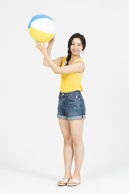 포토 JPG 스튜디오촬영 전신 여자 휴가 실내 한명 서기 미소 들기 누끼 20대 청년 성인 옆모습 캐주얼 여름 여름휴가 바캉스 청춘 비치볼 즐거움 흰배경 청년여자한명만 성인여자한명만 국내포토 1 옷 계절 감정 뷰포인트 백그라운드 컨셉 공 모션 바캉스용품 표정 사람 내부 흰색 여자한명만 성인여자만 청년여자만 파일형식 여름_계절