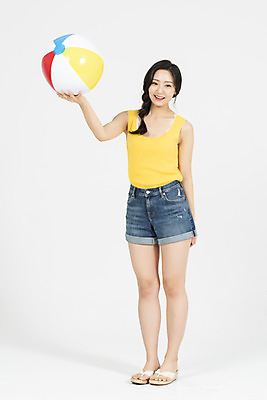 포토 JPG 스튜디오촬영 전신 여자 휴가 실내 한명 서기 미소 들기 누끼 20대 청년 성인 앞모습 캐주얼 여름 여름휴가 바캉스 청춘 비치볼 즐거움 흰배경 청년여자한명만 성인여자한명만 국내포토 1 옷 계절 감정 뷰포인트 백그라운드 컨셉 공 모션 바캉스용품 표정 사람 내부 흰색 여자한명만 성인여자만 청년여자만 파일형식 여름_계절