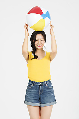 포토 JPG 스튜디오촬영 여자 휴가 실내 윙크 한명 서기 미소 들기 누끼 상반신 20대 청년 성인 앞모습 캐주얼 여름 여름휴가 바캉스 청춘 비치볼 즐거움 흰배경 청년여자한명만 성인여자한명만 국내포토 1 옷 계절 감정 뷰포인트 백그라운드 컨셉 공 모션 바캉스용품 표정 사람 내부 흰색 여자한명만 성인여자만 청년여자만 파일형식 여름_계절