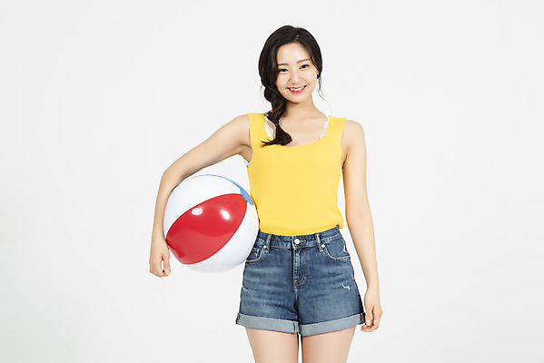 포토 JPG 스튜디오촬영 여자 휴가 실내 한명 서기 미소 들기 누끼 상반신 20대 청년 성인 앞모습 캐주얼 여름 여름휴가 바캉스 청춘 비치볼 즐거움 흰배경 청년여자한명만 성인여자한명만 국내포토 1 옷 계절 감정 뷰포인트 백그라운드 컨셉 공 모션 바캉스용품 표정 사람 내부 흰색 여자한명만 성인여자만 청년여자만 파일형식 여름_계절