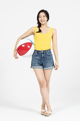 포토 JPG 스튜디오촬영 전신 여자 휴가 실내 한명 서기 들기 누끼 20대 청년 성인 앞모습 캐주얼 여름 여름휴가 바캉스 청춘 비치볼 즐거움 흰배경 청년여자한명만 성인여자한명만 국내포토 1 옷 계절 감정 뷰포인트 백그라운드 컨셉 공 모션 바캉스용품 사람 내부 흰색 여자한명만 성인여자만 청년여자만 파일형식 여름_계절