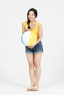 포토 JPG 스튜디오촬영 전신 여자 휴가 실내 한명 서기 미소 들기 누끼 20대 청년 성인 앞모습 캐주얼 여름 여름휴가 바캉스 청춘 비치볼 즐거움 흰배경 청년여자한명만 성인여자한명만 국내포토 1 옷 계절 감정 뷰포인트 백그라운드 컨셉 공 모션 바캉스용품 표정 사람 내부 흰색 여자한명만 성인여자만 청년여자만 파일형식 여름_계절