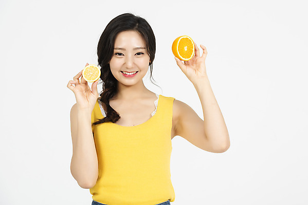 포토 JPG 스튜디오촬영 여자 오렌지 휴가 실내 한명 서기 미소 들기 누끼 상반신 20대 청년 성인 앞모습 캐주얼 여름 여름휴가 바캉스 청춘 레몬 즐거움 흰배경 상큼 청년여자한명만 성인여자한명만 국내포토 1 옷 계절 감정 뷰포인트 백그라운드 컨셉 과일 모션 표정 사람 내부 흰색 여자한명만 성인여자만 청년여자만 파일형식 여름_계절