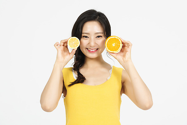 포토 JPG 스튜디오촬영 여자 오렌지 휴가 실내 한명 서기 미소 들기 누끼 상반신 20대 청년 성인 앞모습 캐주얼 여름 여름휴가 바캉스 청춘 레몬 즐거움 흰배경 상큼 청년여자한명만 성인여자한명만 국내포토 1 옷 계절 감정 뷰포인트 백그라운드 컨셉 과일 모션 표정 사람 내부 흰색 여자한명만 성인여자만 청년여자만 파일형식 여름_계절