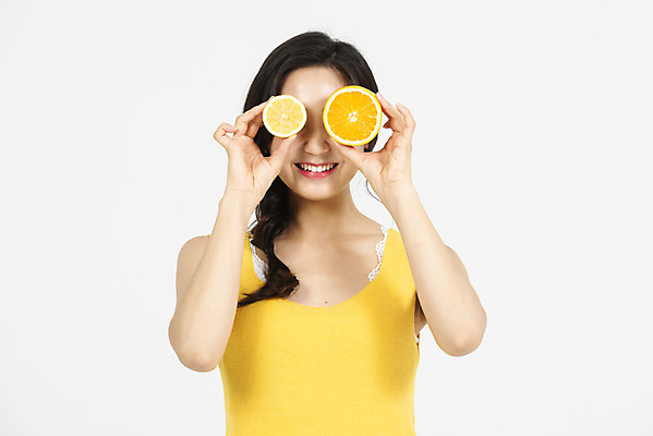 포토 JPG 스튜디오촬영 여자 오렌지 장난 휴가 실내 한명 서기 미소 들기 누끼 상반신 20대 청년 성인 앞모습 캐주얼 여름 여름휴가 바캉스 청춘 레몬 즐거움 흰배경 상큼 청년여자한명만 성인여자한명만 국내포토 1 옷 계절 감정 뷰포인트 백그라운드 컨셉 과일 모션 표정 사람 내부 흰색 여자한명만 성인여자만 청년여자만 파일형식 여름_계절