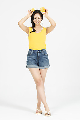 포토 JPG 스튜디오촬영 전신 여자 오렌지 휴가 실내 한명 서기 미소 들기 누끼 20대 청년 성인 앞모습 캐주얼 여름 여름휴가 바캉스 청춘 레몬 즐거움 흰배경 상큼 청년여자한명만 성인여자한명만 국내포토 1 옷 계절 감정 뷰포인트 백그라운드 컨셉 과일 모션 표정 사람 내부 흰색 여자한명만 성인여자만 청년여자만 파일형식 여름_계절