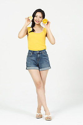 포토 JPG 스튜디오촬영 전신 여자 오렌지 휴가 실내 한명 서기 미소 들기 누끼 20대 청년 성인 앞모습 캐주얼 여름 여름휴가 바캉스 청춘 레몬 즐거움 흰배경 상큼 청년여자한명만 성인여자한명만 국내포토 1 옷 계절 감정 뷰포인트 백그라운드 컨셉 과일 모션 표정 사람 내부 흰색 여자한명만 성인여자만 청년여자만 파일형식 여름_계절