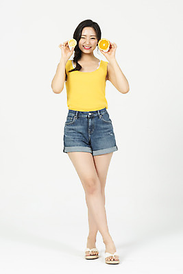 포토 JPG 스튜디오촬영 전신 여자 오렌지 휴가 실내 윙크 한명 서기 미소 들기 누끼 20대 청년 성인 앞모습 캐주얼 여름 여름휴가 바캉스 청춘 레몬 즐거움 흰배경 상큼 청년여자한명만 성인여자한명만 국내포토 1 옷 계절 감정 뷰포인트 백그라운드 컨셉 과일 모션 표정 사람 내부 흰색 여자한명만 성인여자만 청년여자만 파일형식 여름_계절