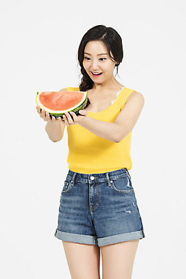 포토 JPG 스튜디오촬영 여자 휴가 수박 실내 한명 서기 들기 누끼 상반신 20대 청년 성인 앞모습 캐주얼 여름 여름휴가 바캉스 청춘 놀람 시원함 즐거움 흰배경 수분섭취 청년여자한명만 성인여자한명만 국내포토 1 옷 계절 감정 뷰포인트 백그라운드 컨셉 과일 모션 표정 사람 내부 흰색 여자한명만 성인여자만 청년여자만 파일형식 여름_계절