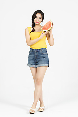 포토 JPG 스튜디오촬영 전신 여자 휴가 수박 실내 한명 서기 미소 들기 누끼 20대 청년 성인 앞모습 캐주얼 여름 여름휴가 바캉스 청춘 시원함 즐거움 흰배경 수분섭취 청년여자한명만 성인여자한명만 국내포토 1 옷 계절 감정 뷰포인트 백그라운드 컨셉 과일 모션 표정 사람 내부 흰색 여자한명만 성인여자만 청년여자만 파일형식 여름_계절