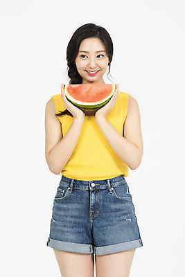 포토 JPG 스튜디오촬영 여자 휴가 수박 실내 한명 서기 미소 들기 누끼 상반신 20대 청년 성인 앞모습 캐주얼 여름 여름휴가 바캉스 청춘 시원함 즐거움 흰배경 수분섭취 성인여자한명만 국내포토 1 옷 계절 감정 뷰포인트 백그라운드 컨셉 과일 모션 표정 사람 내부 흰색 여자한명만 성인여자만 파일형식 여름_계절