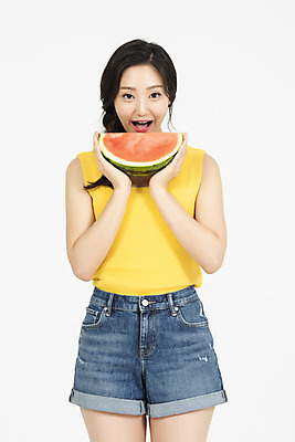 포토 JPG 스튜디오촬영 여자 휴가 수박 실내 한명 서기 들기 누끼 상반신 20대 청년 성인 앞모습 캐주얼 여름 여름휴가 바캉스 청춘 시원함 먹기 즐거움 흰배경 수분섭취 청년여자한명만 성인여자한명만 국내포토 1 옷 계절 감정 뷰포인트 백그라운드 컨셉 과일 모션 사람 내부 흰색 여자한명만 성인여자만 청년여자만 파일형식 여름_계절