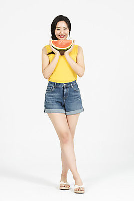 포토 JPG 스튜디오촬영 전신 여자 휴가 수박 실내 한명 서기 미소 들기 누끼 20대 청년 성인 앞모습 캐주얼 여름 여름휴가 바캉스 청춘 시원함 즐거움 흰배경 수분섭취 청년여자한명만 성인여자한명만 국내포토 1 옷 계절 감정 뷰포인트 백그라운드 컨셉 과일 모션 표정 사람 내부 흰색 여자한명만 성인여자만 청년여자만 파일형식 여름_계절