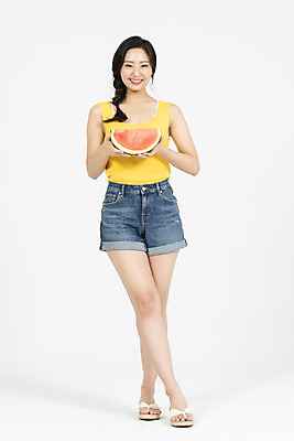 포토 JPG 스튜디오촬영 전신 여자 휴가 수박 실내 한명 서기 미소 들기 누끼 20대 청년 성인 앞모습 캐주얼 여름 여름휴가 바캉스 청춘 시원함 즐거움 흰배경 수분섭취 청년여자한명만 성인여자한명만 국내포토 1 옷 계절 감정 뷰포인트 백그라운드 컨셉 과일 모션 표정 사람 내부 흰색 여자한명만 성인여자만 청년여자만 파일형식 여름_계절