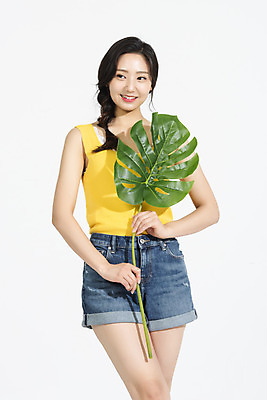 포토 JPG 스튜디오촬영 여자 휴가 나뭇잎 실내 한명 서기 미소 들기 누끼 상반신 20대 청년 성인 앞모습 캐주얼 여름 여름휴가 바캉스 청춘 즐거움 흰배경 몬스테라 청년여자한명만 성인여자한명만 국내포토 식물 1 옷 계절 감정 뷰포인트 백그라운드 컨셉 잎 모션 표정 사람 내부 흰색 여자한명만 성인여자만 청년여자만 파일형식 여름_계절