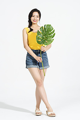 포토 JPG 스튜디오촬영 전신 여자 휴가 나뭇잎 실내 한명 서기 미소 들기 누끼 20대 청년 성인 앞모습 캐주얼 여름 여름휴가 바캉스 청춘 즐거움 흰배경 몬스테라 청년여자한명만 성인여자한명만 국내포토 식물 1 옷 계절 감정 뷰포인트 백그라운드 컨셉 잎 모션 표정 사람 내부 흰색 여자한명만 성인여자만 청년여자만 파일형식 여름_계절