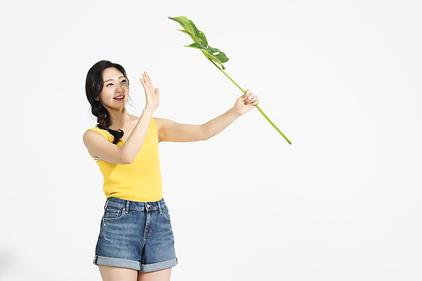 포토 JPG 스튜디오촬영 여자 휴가 나뭇잎 실내 한명 서기 미소 들기 누끼 상반신 20대 청년 성인 앞모습 캐주얼 여름 여름휴가 바캉스 청춘 햇빛 가림 즐거움 흰배경 몬스테라 청년여자한명만 성인여자한명만 국내포토 식물 1 옷 계절 감정 뷰포인트 백그라운드 컨셉 잎 모션 표정 사람 내부 태양 흰색 여자한명만 성인여자만 청년여자만 파일형식 여름_계절