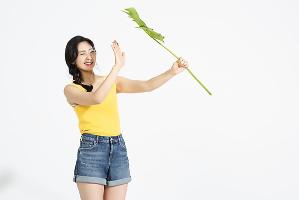 포토 JPG 스튜디오촬영 여자 휴가 나뭇잎 실내 한명 서기 미소 들기 누끼 상반신 20대 청년 성인 앞모습 캐주얼 여름 여름휴가 바캉스 청춘 햇빛 가림 즐거움 흰배경 몬스테라 청년여자한명만 성인여자한명만 국내포토 식물 1 옷 계절 감정 뷰포인트 백그라운드 컨셉 잎 모션 표정 사람 내부 태양 흰색 여자한명만 성인여자만 청년여자만 파일형식 여름_계절