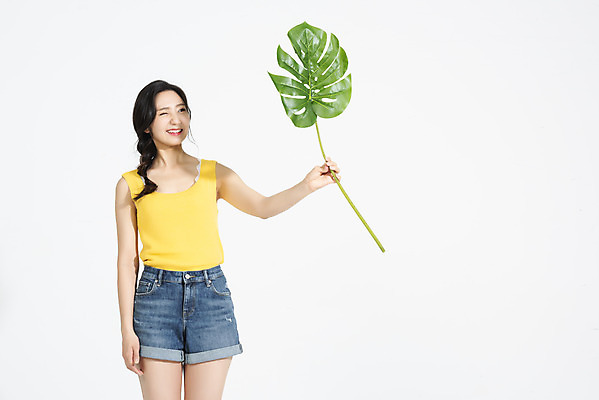 포토 JPG 스튜디오촬영 여자 휴가 나뭇잎 실내 한명 서기 들기 누끼 상반신 20대 청년 성인 앞모습 캐주얼 여름 여름휴가 바캉스 청춘 햇빛 찡그림 즐거움 흰배경 몬스테라 청년여자한명만 성인여자한명만 국내포토 식물 1 옷 계절 감정 뷰포인트 백그라운드 컨셉 잎 모션 표정 사람 내부 태양 흰색 여자한명만 성인여자만 청년여자만 파일형식 여름_계절